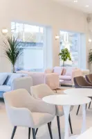 자연광 가득한 파스텔톤 모던 카페 인테리어